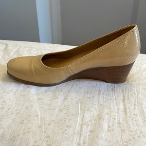 Nude shiny pumps 10.5N